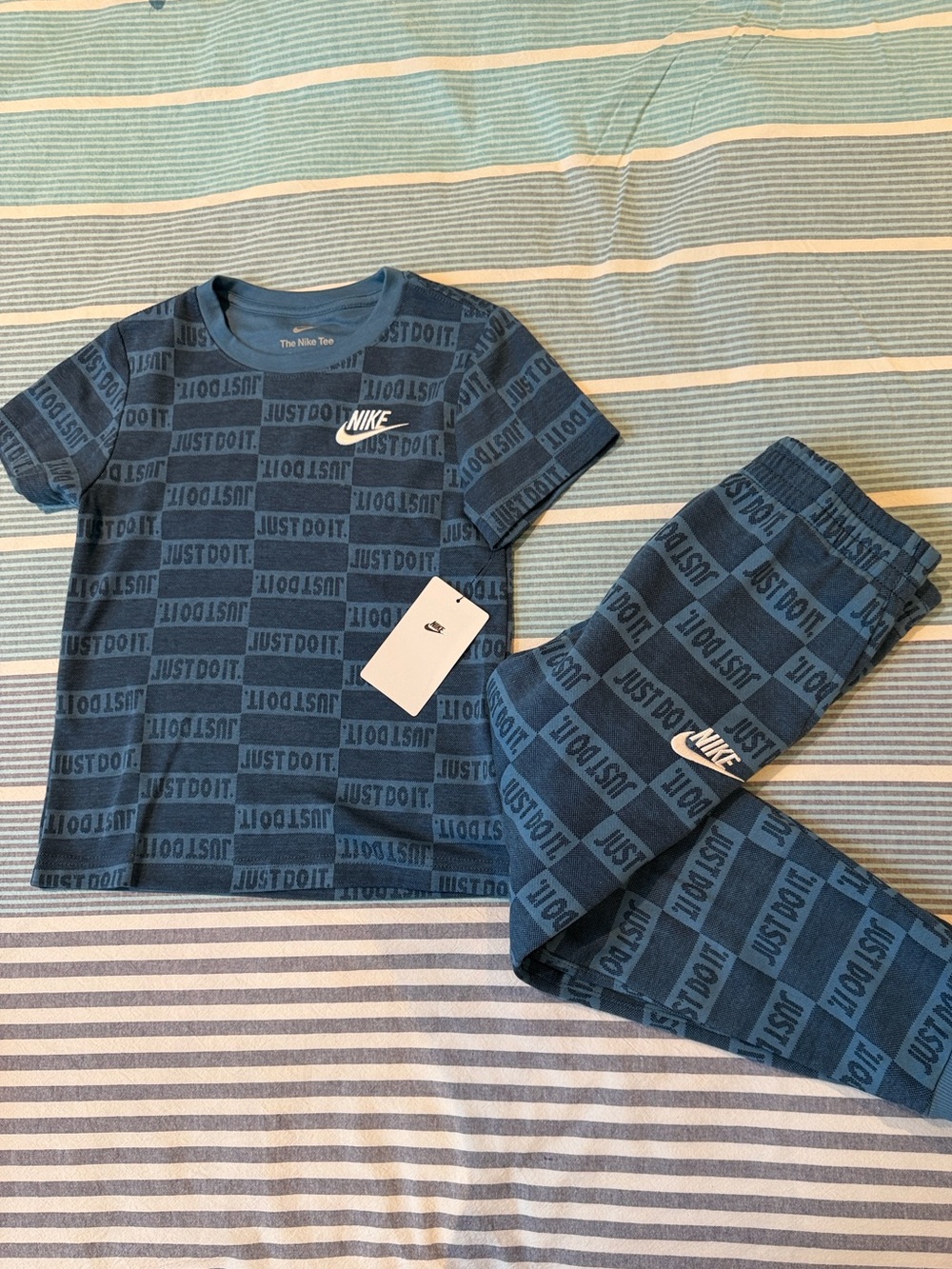 NWT Nike T-shirt and jogger set 6-7 years